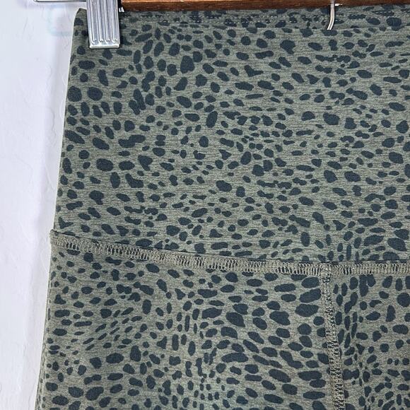 Beyond Yoga Animal Print Green/Black leggings Size S - Picture 5 of 6